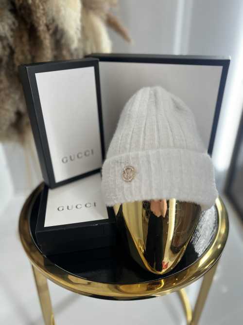 C7 Czapka Damska Zimowa Biała z Ozdobą