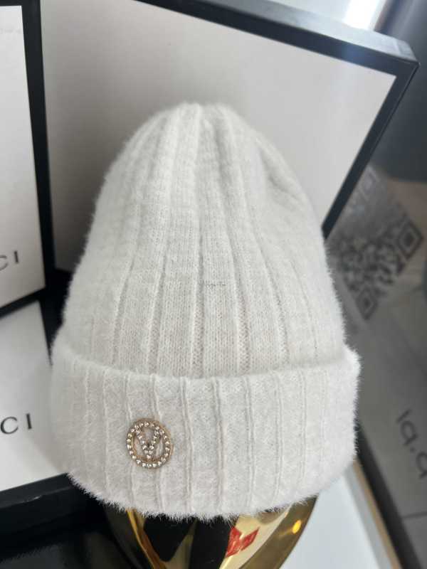 C7 Czapka Damska Zimowa Biała z Ozdobą