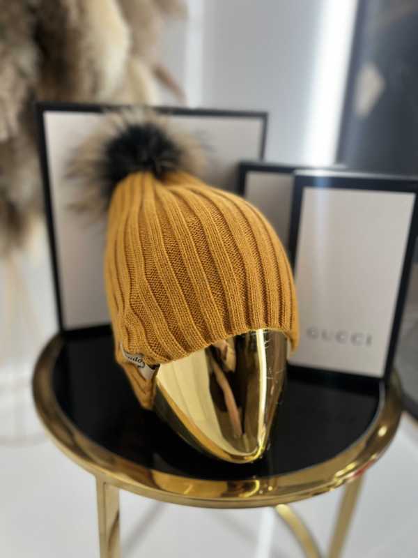 C164 Czapka Damska Musztarda pompon naturalny