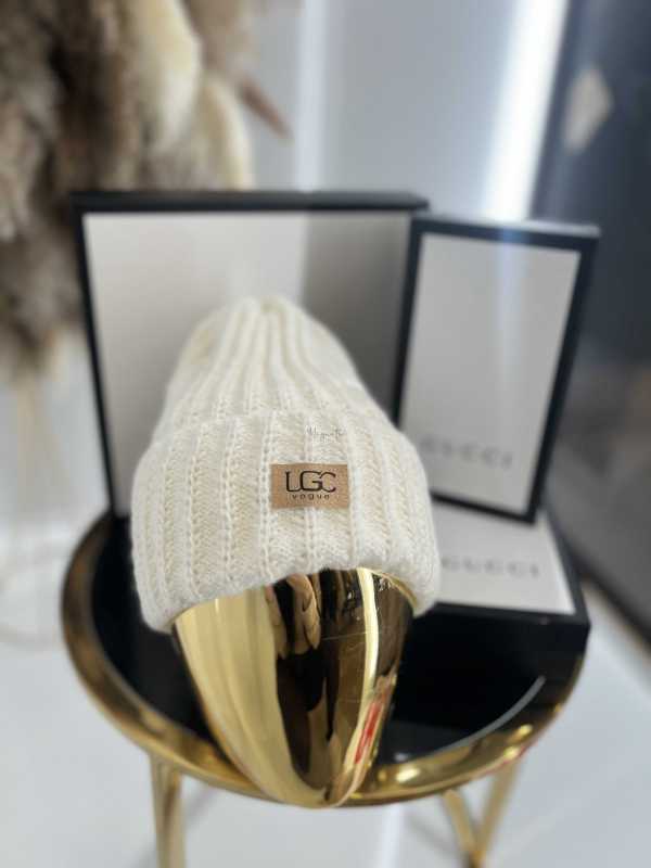 C405 Czapka Damska Zimowa UGC Biała