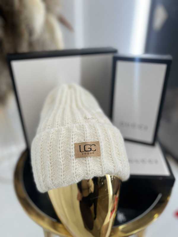 C405 Czapka Damska Zimowa UGC Biała