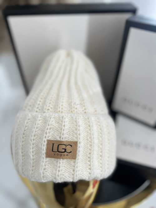 C405 Czapka Damska Zimowa UGC Biała