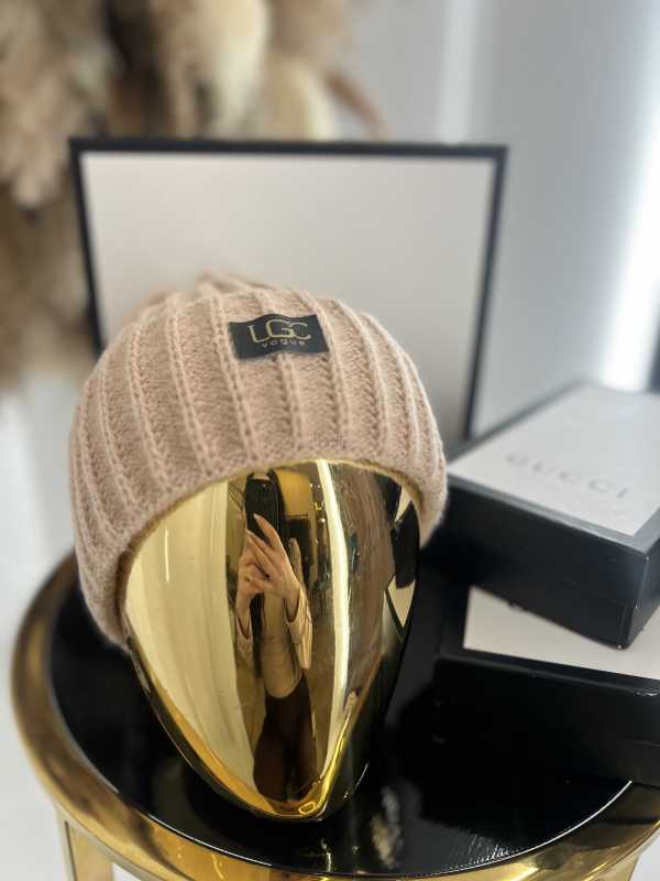 C405 Czapka Damska Zimowa UGC Beżowa