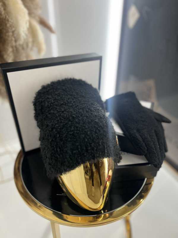 C405 Czapka Damska Zimowa Bukla Czarna