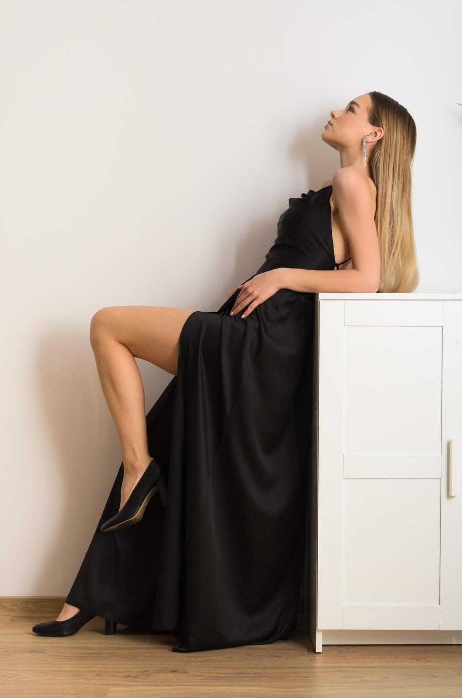 M565 Klasyczna Sukienka na Wesele Maxi Satin Czarna