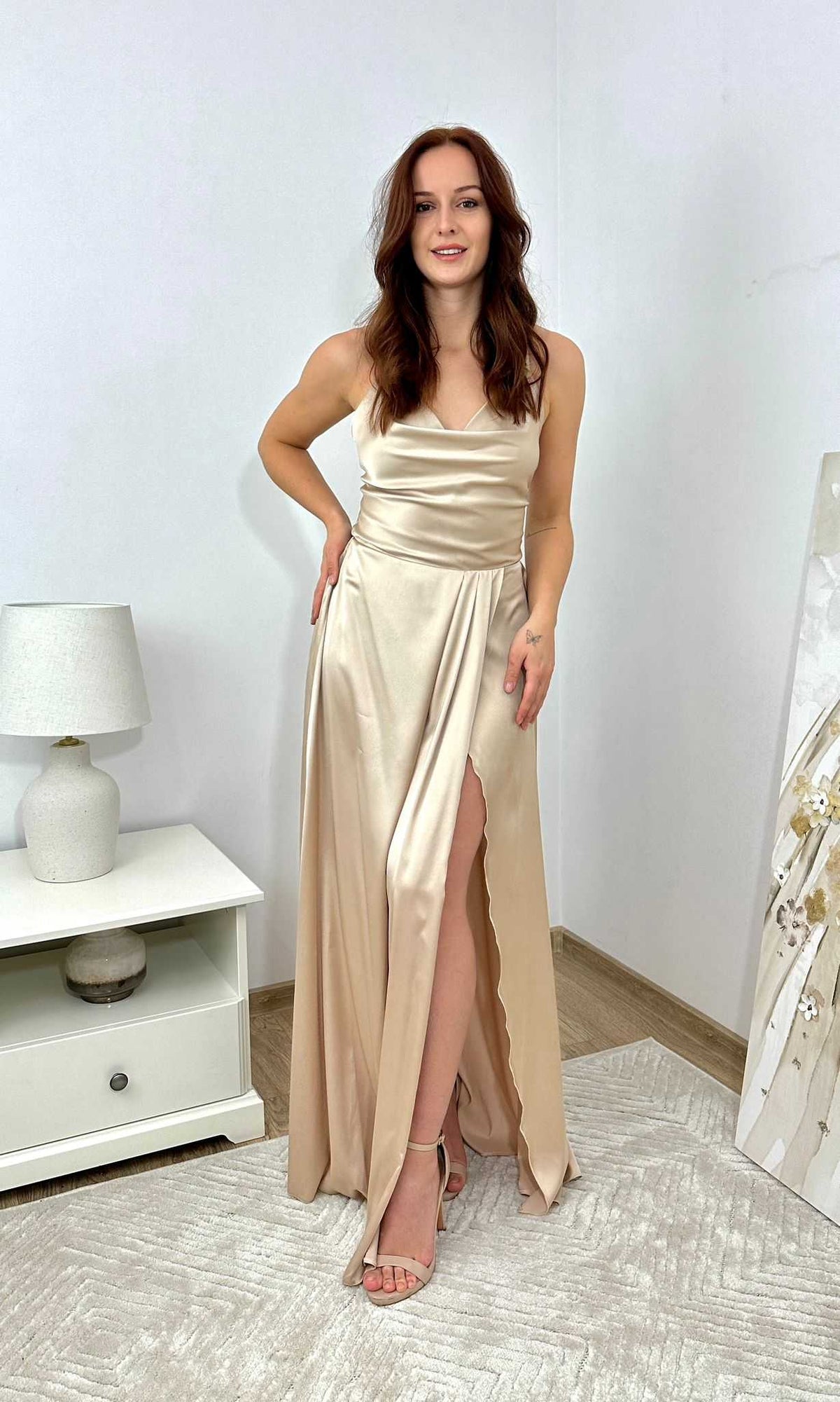 M565 Klasyczna Sukienka na Wesele Maxi Satin Beżowa