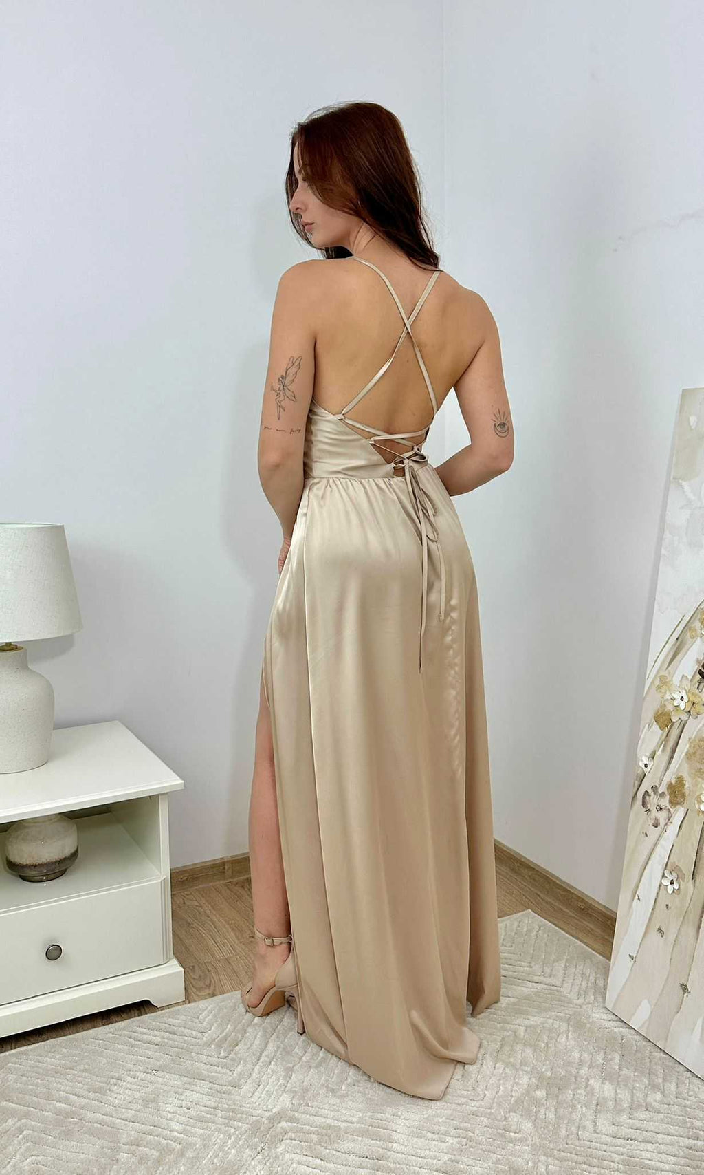 M565 Klasyczna Sukienka na Wesele Maxi Satin Beżowa