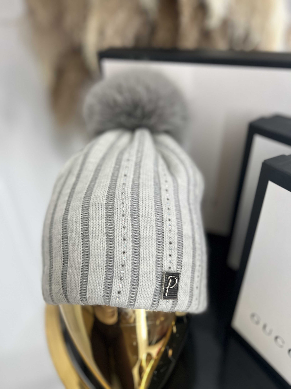 C017 Czapka z Pomponem Cyrkonie Szara