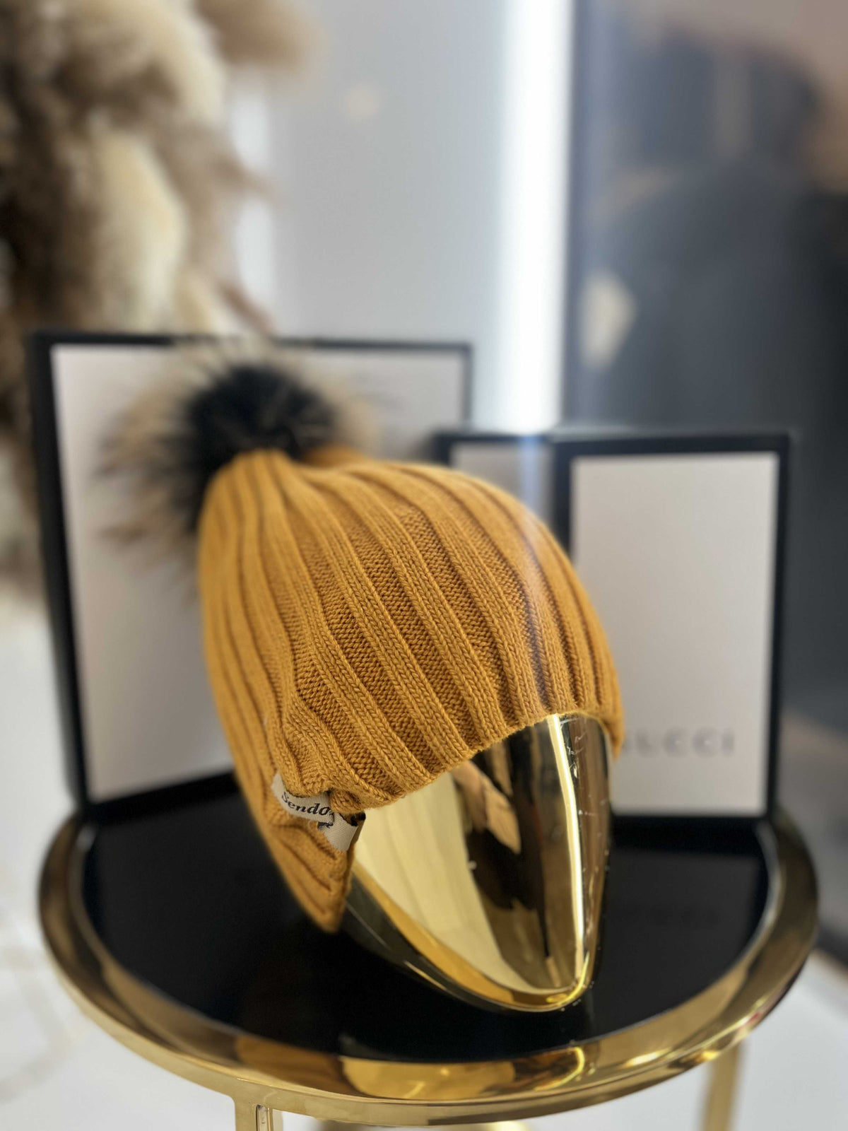 C164 Czapka Damska Musztarda pompon naturalny
