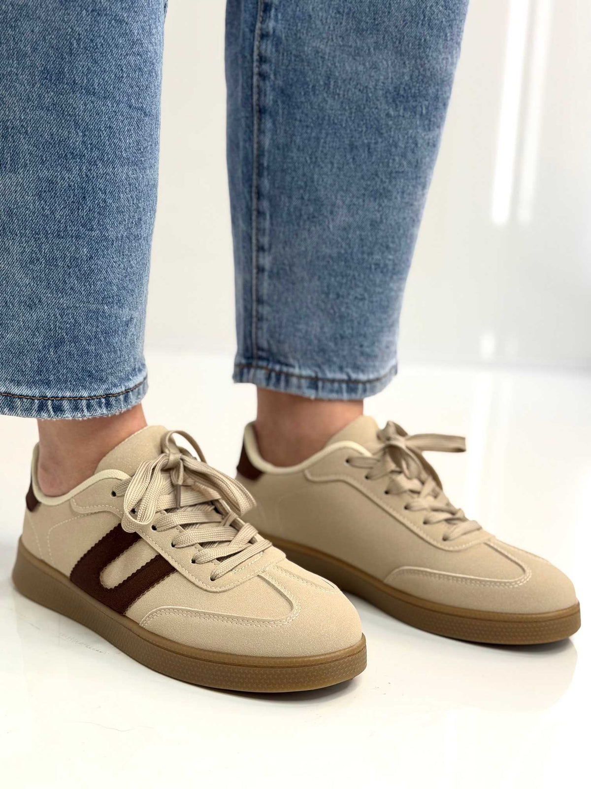 B319 Sneakersy Damskie Trampki W Stylu Retro– Modne Buty Sportowe z Paskami Ekoskóra Beż + Brąz