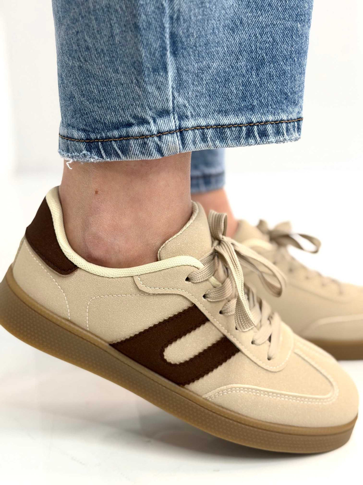 B319 Sneakersy Damskie Trampki W Stylu Retro– Modne Buty Sportowe z Paskami Ekoskóra Beż + Brąz