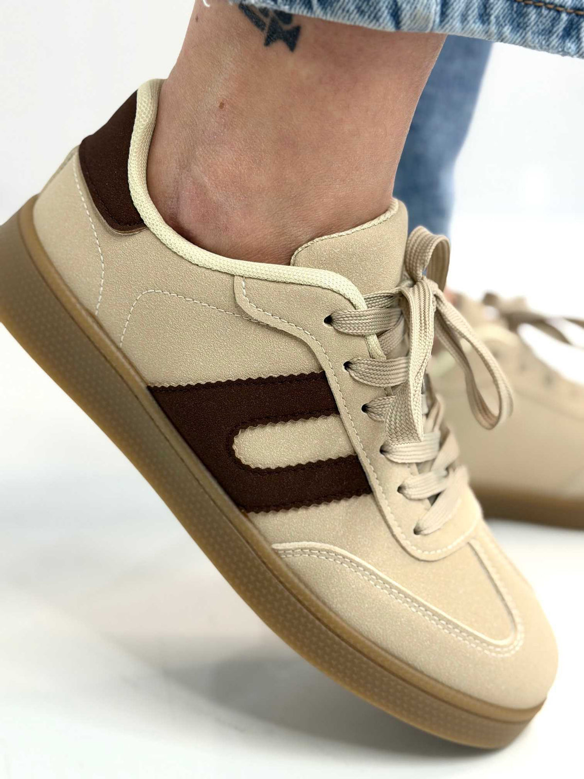 B319 Sneakersy Damskie Trampki W Stylu Retro– Modne Buty Sportowe z Paskami Ekoskóra Beż + Brąz