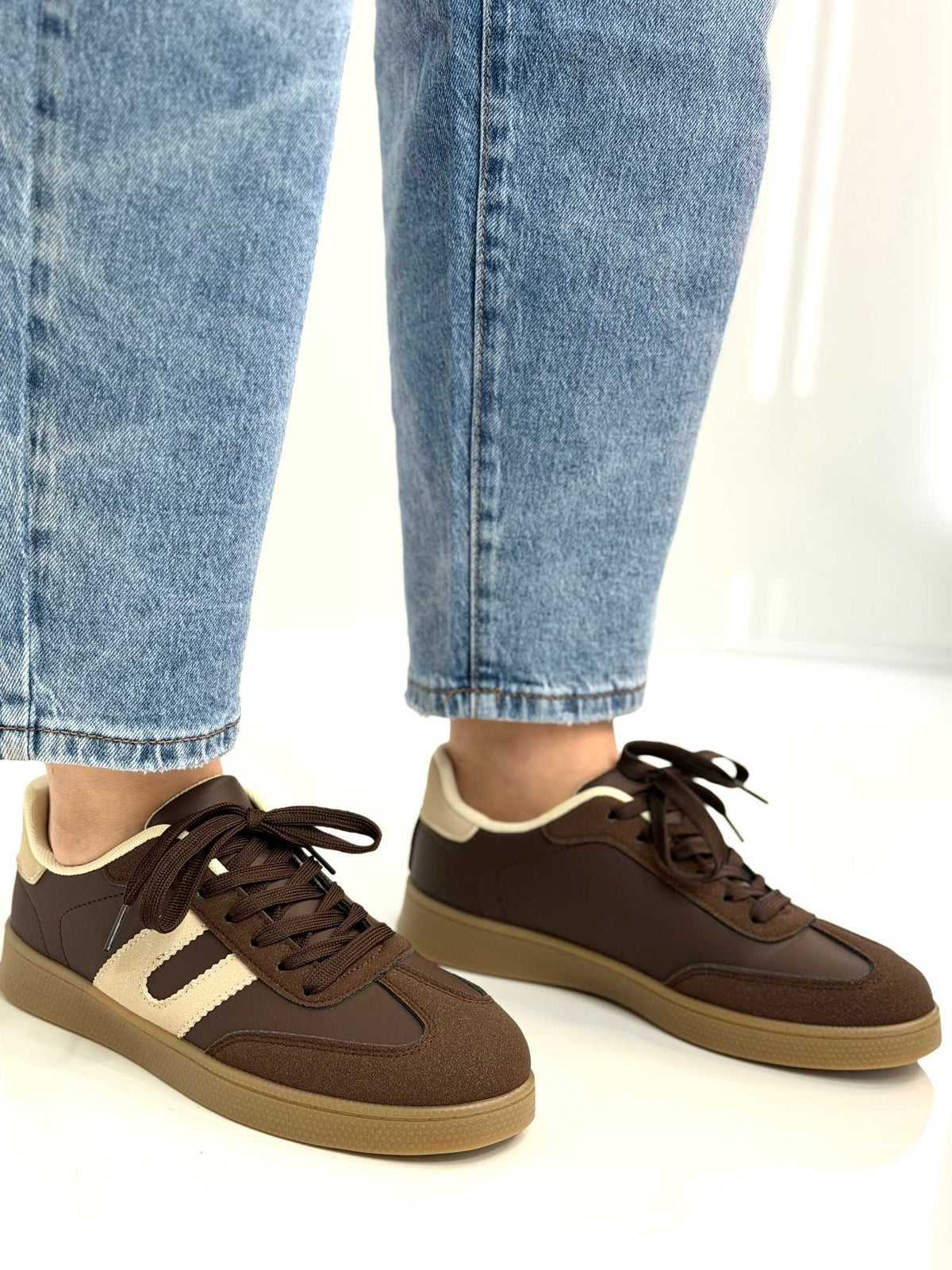 B319 Sneakersy Damskie Trampki W Stylu Retro– Modne Buty Sportowe z Paskami Ekoskóra Brąz + Beż