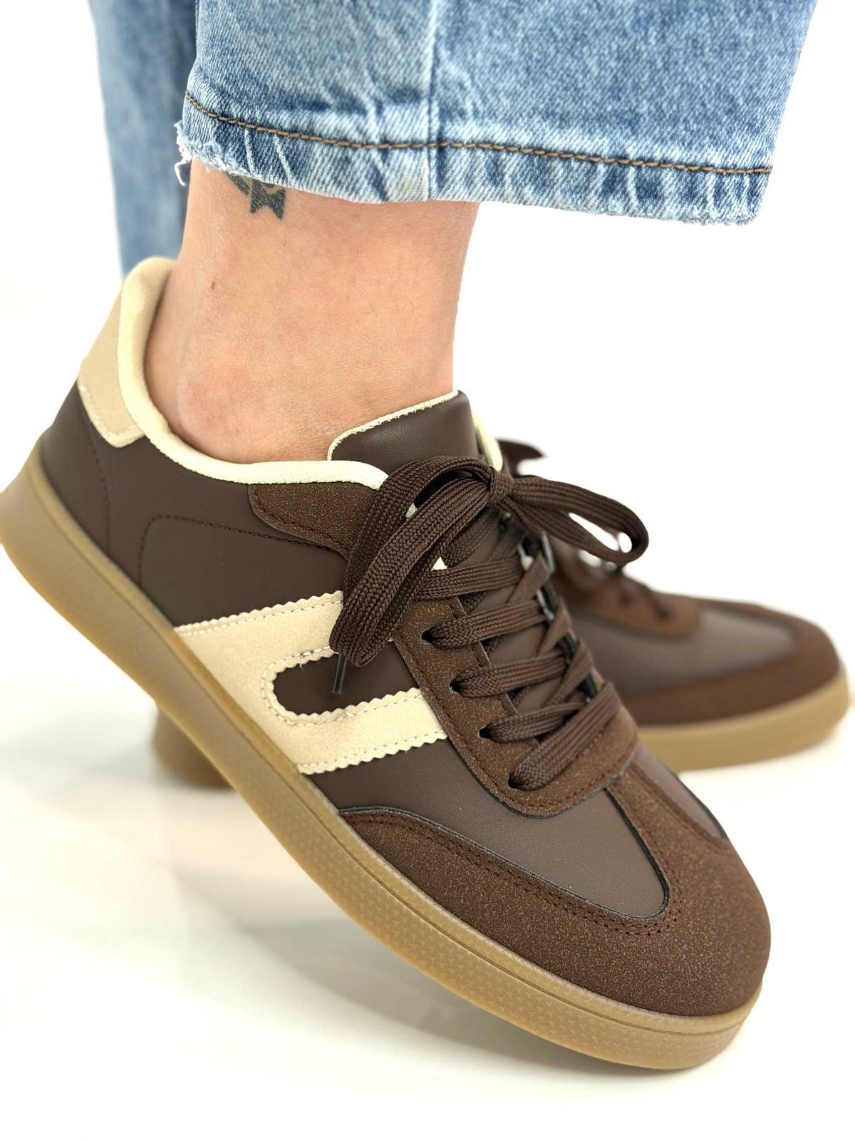 B319 Sneakersy Damskie Trampki W Stylu Retro– Modne Buty Sportowe z Paskami Ekoskóra Brąz + Beż