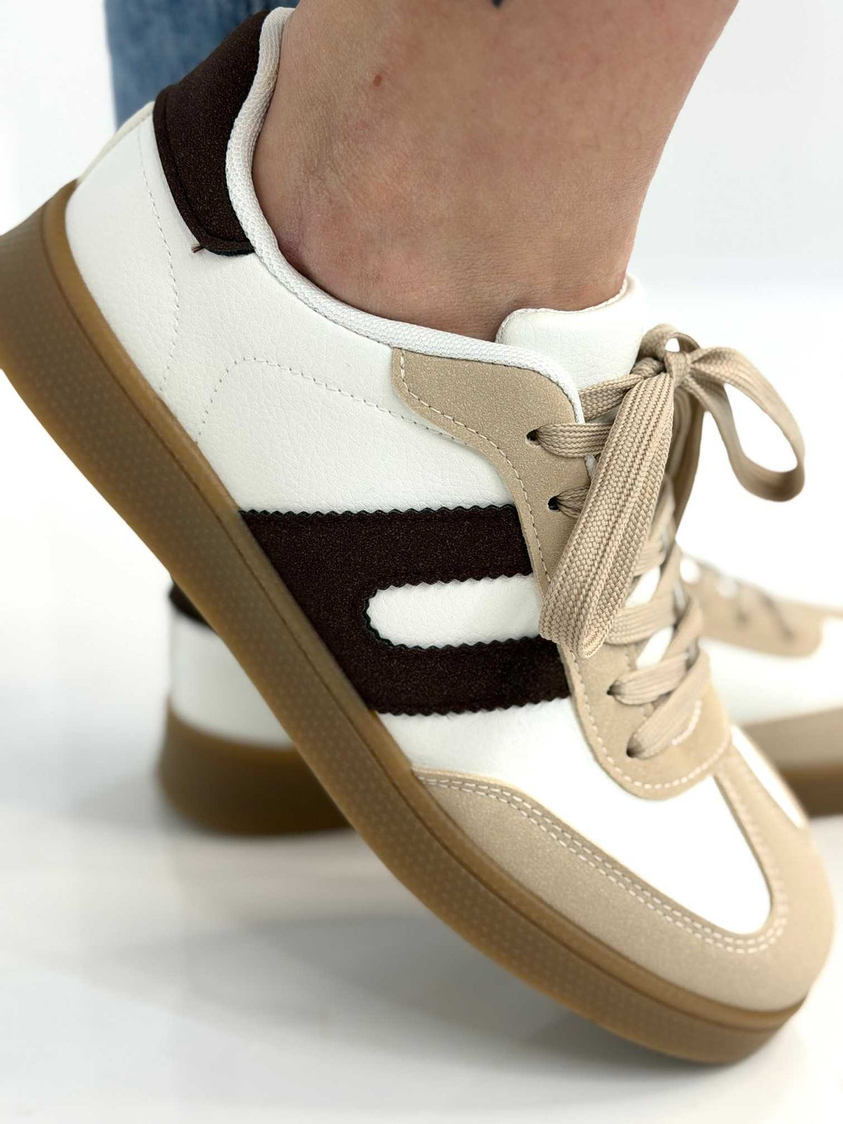 B319 Sneakersy Damskie Trampki W Stylu Retro– Modne Buty Sportowe z Paskami Ekoskóra Biało + Brązowe