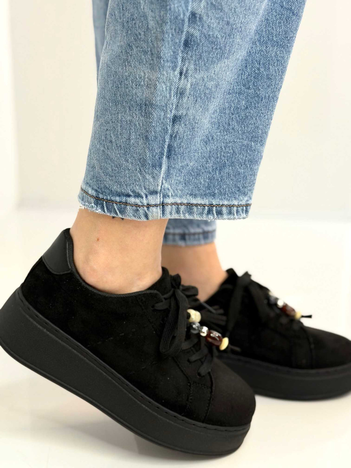 B317 Sneakersy Damskie Czarne Na Platformie Modne Buty Sportowe z Cyrkoniami i Złotymi Dodatkami, Ekoskóra Zamszowa