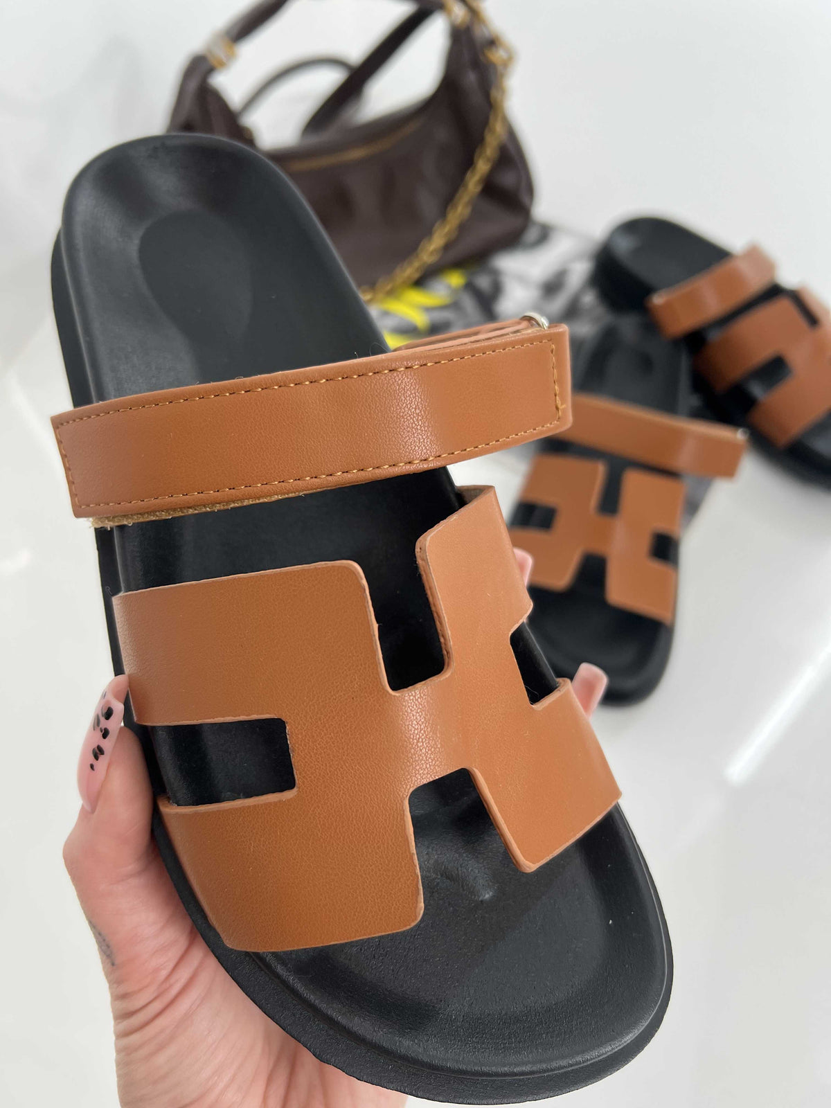 B585 Klapki Damskie na Lato Doris na Rzep Ekoskóra Camel