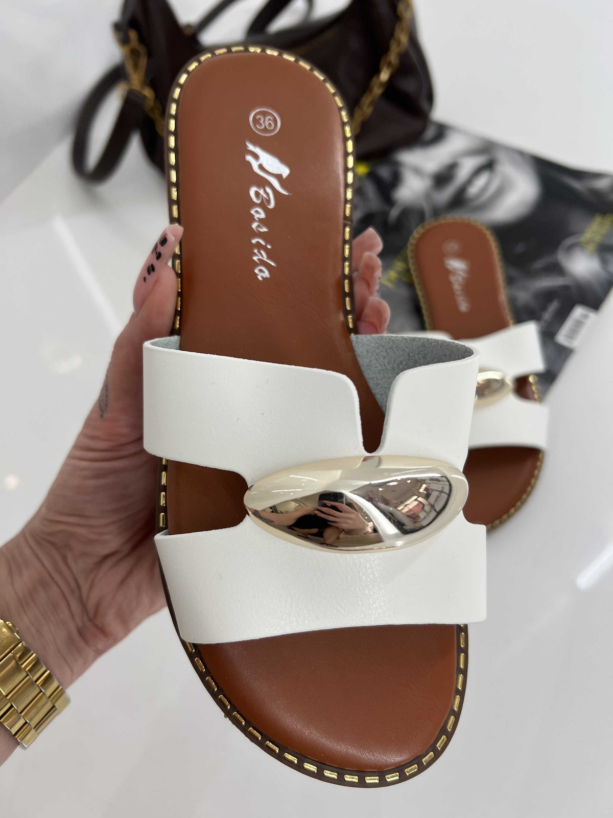 B583 Klapki Damskie na Lato Eleganckie Białe + Złota Ozdoba