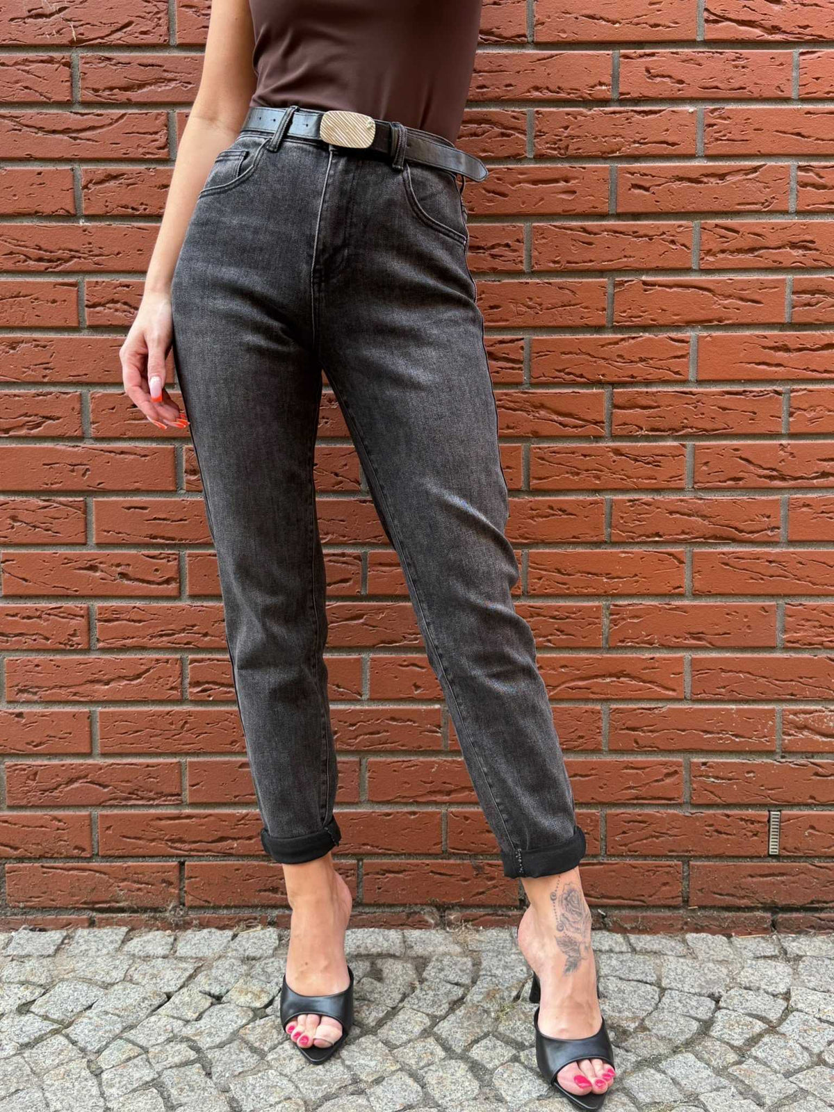 LNB621 Spodnie Jeansy Damskie Mom Fit Czarne  z Paskiem