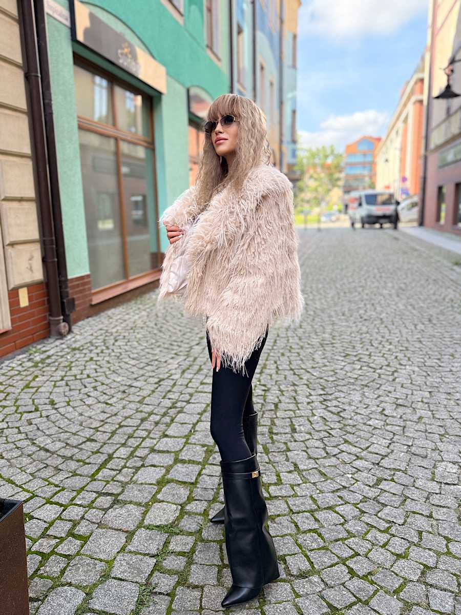 NB065 Eleganckie Futerko Lama z Kołnierzem Beżowe