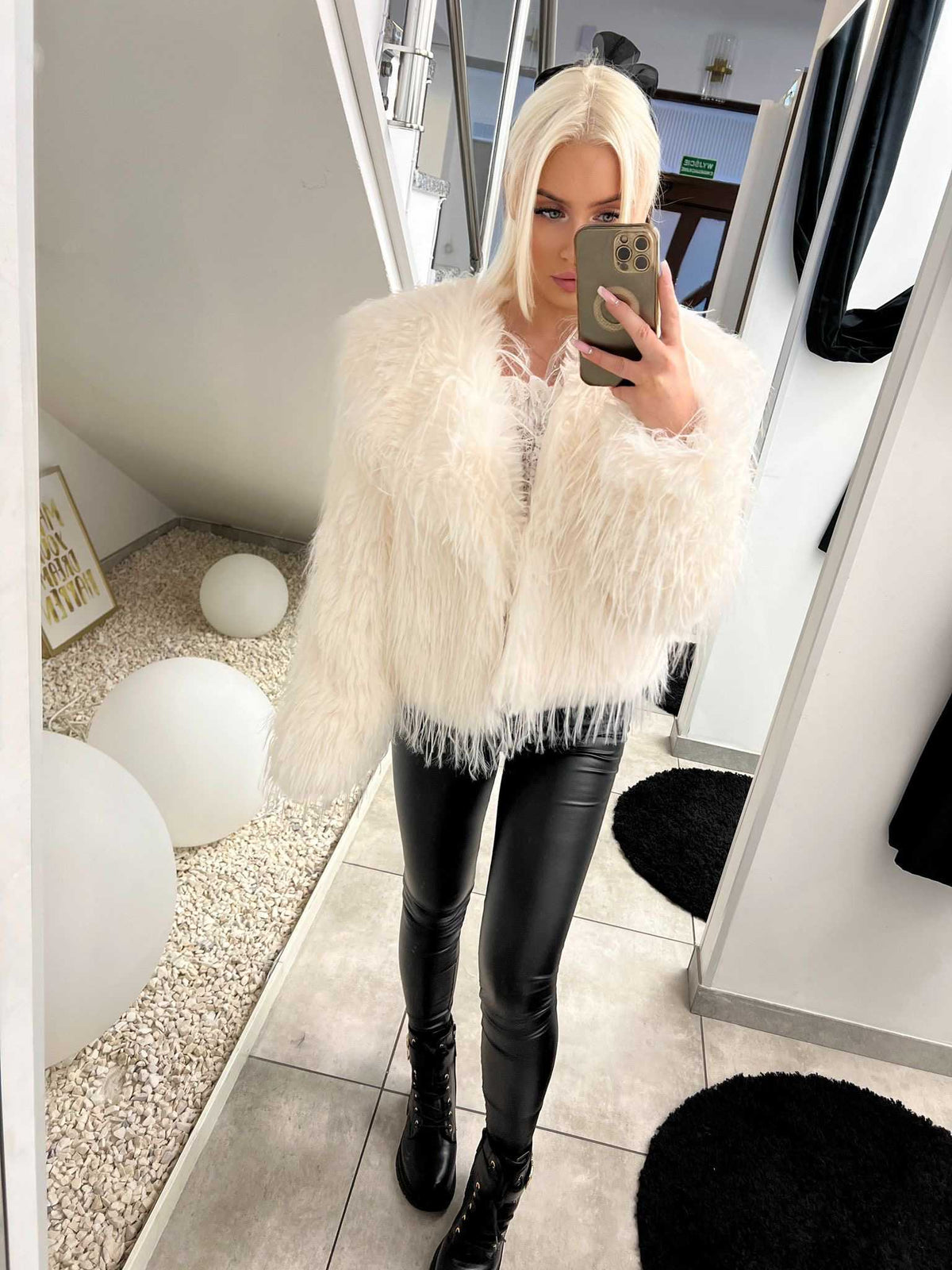 NB065 Eleganckie Futerko Lama z Kołnierzem Białe