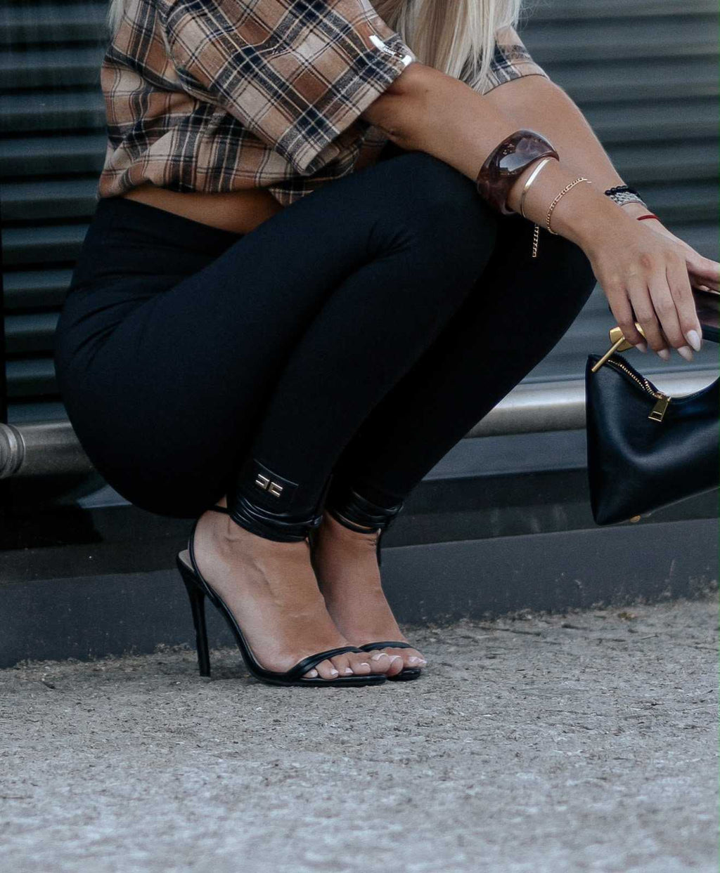 LM670 Spodnie Legginsy Damskie La Monne Line Prążek z Naszywką Czarne