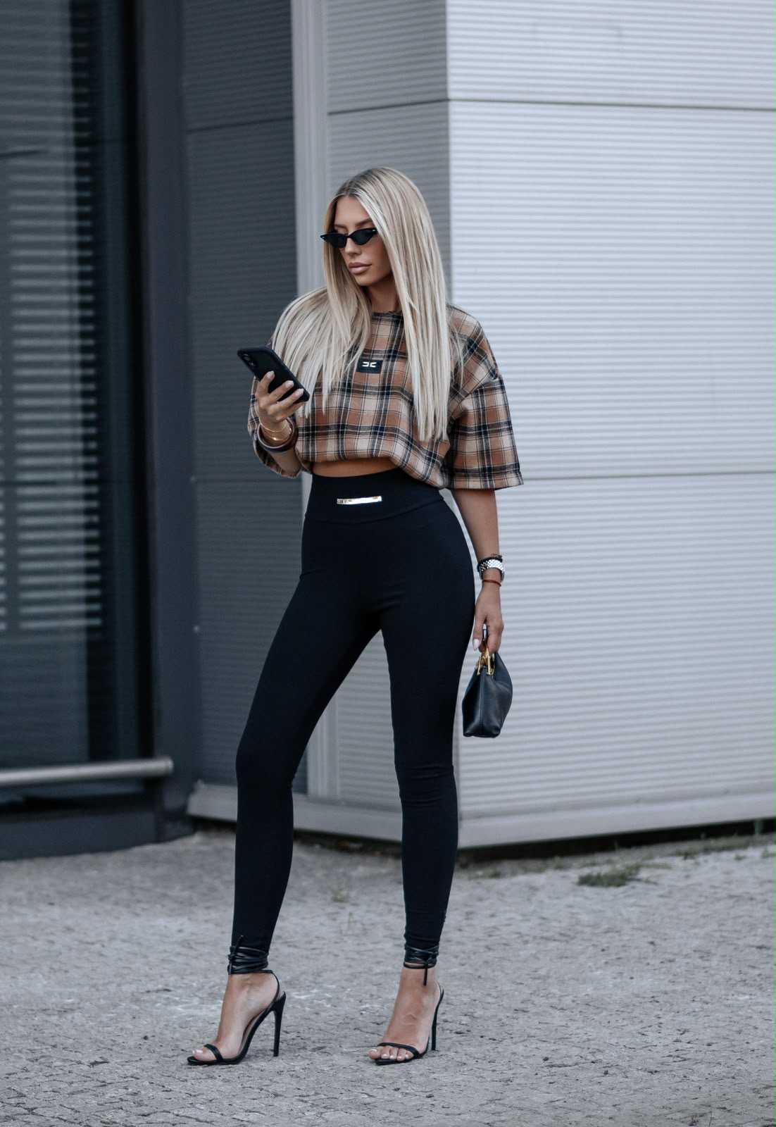 LM670 Spodnie Legginsy Damskie La Monne Line Prążek z Naszywką Czarne