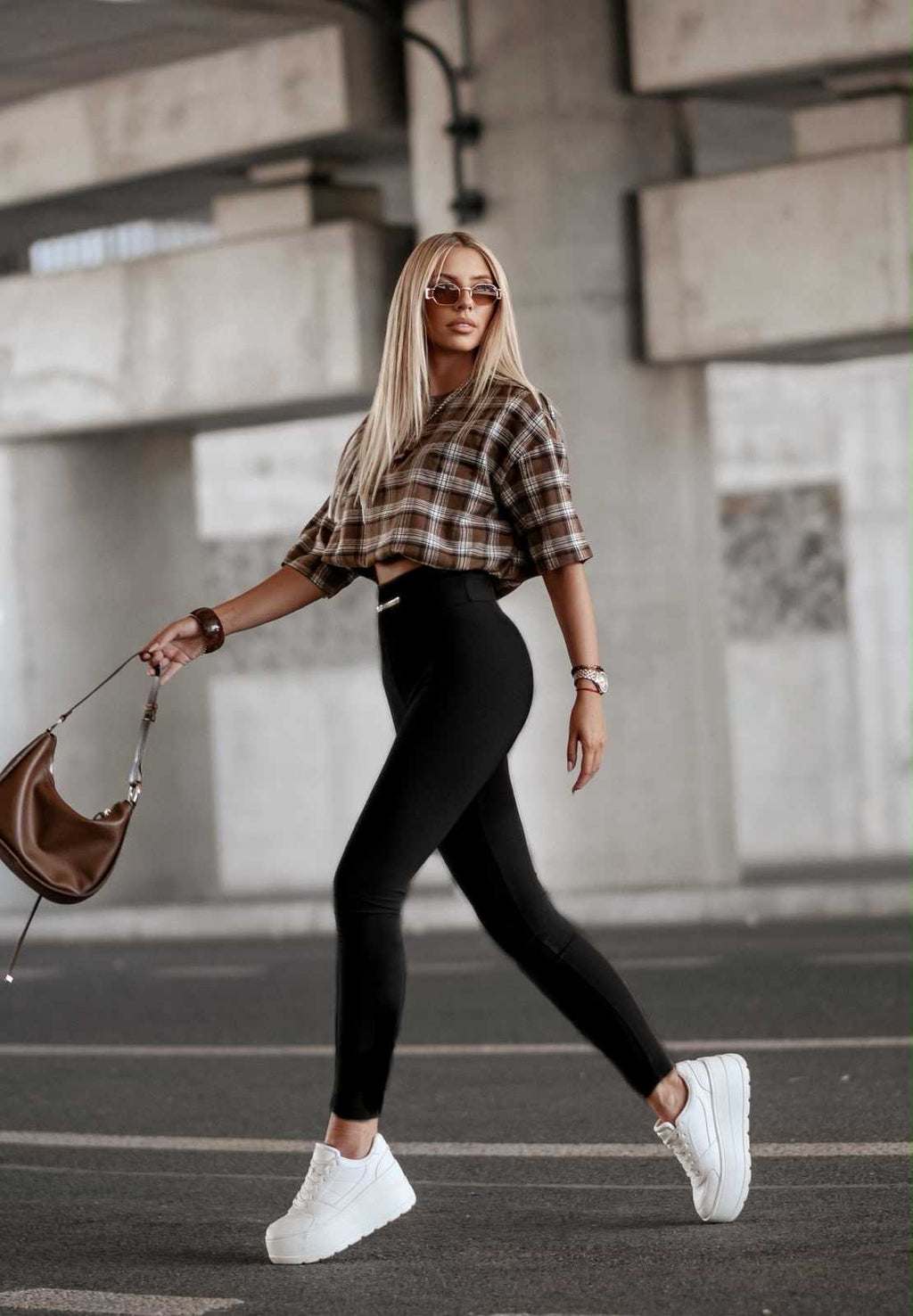 LM670 Spodnie Legginsy Damskie La Monne Line Prążek z Naszywką Czarne