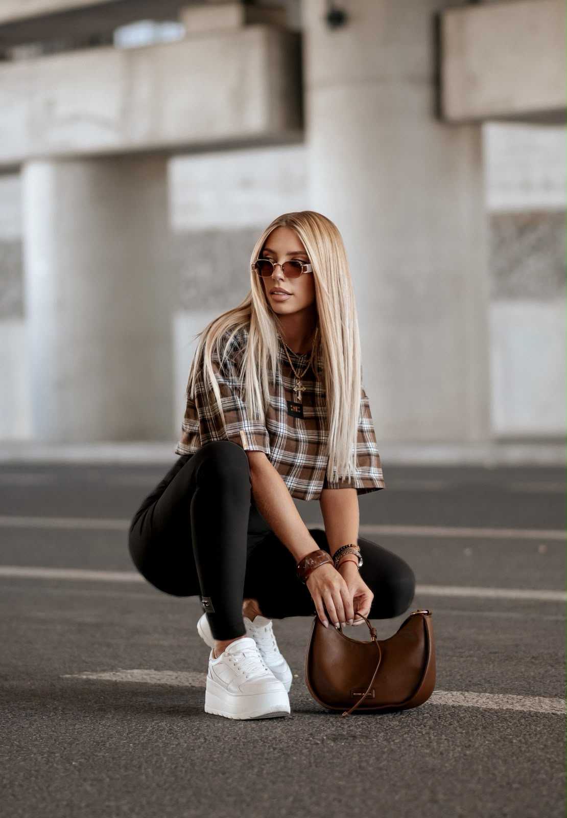 LM670 Spodnie Legginsy Damskie La Monne Line Prążek z Naszywką Czarne