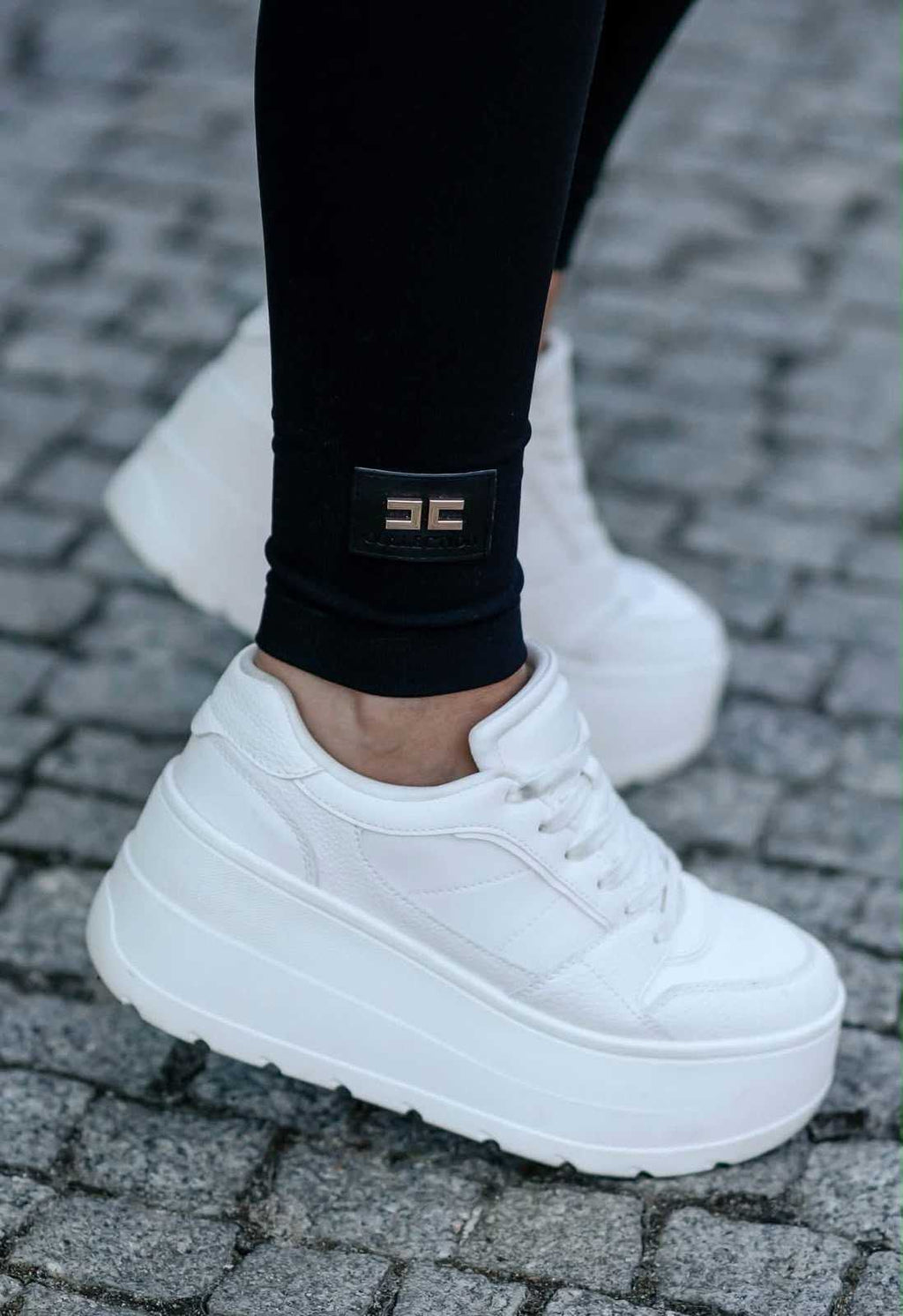 LM670 Spodnie Legginsy Damskie La Monne Line Prążek z Naszywką Czarne