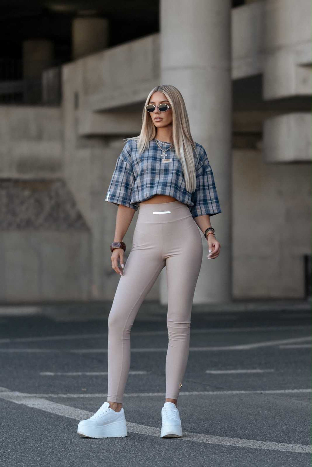 LM670 Spodnie Legginsy Damskie La Monne Line Prążek z Naszywką Beżowe