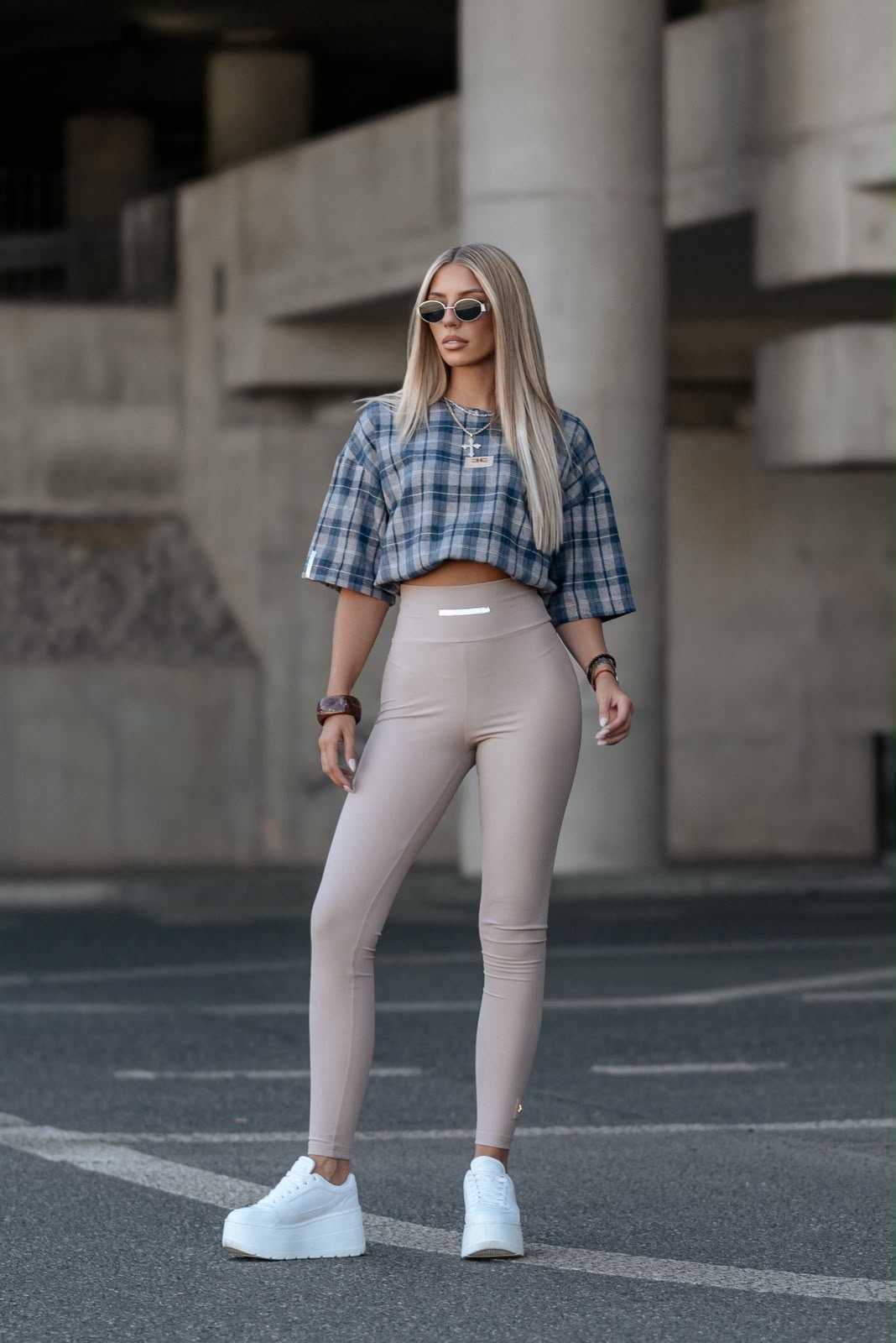 LM670 Spodnie Legginsy Damskie La Monne Line Prążek z Naszywką Beżowe