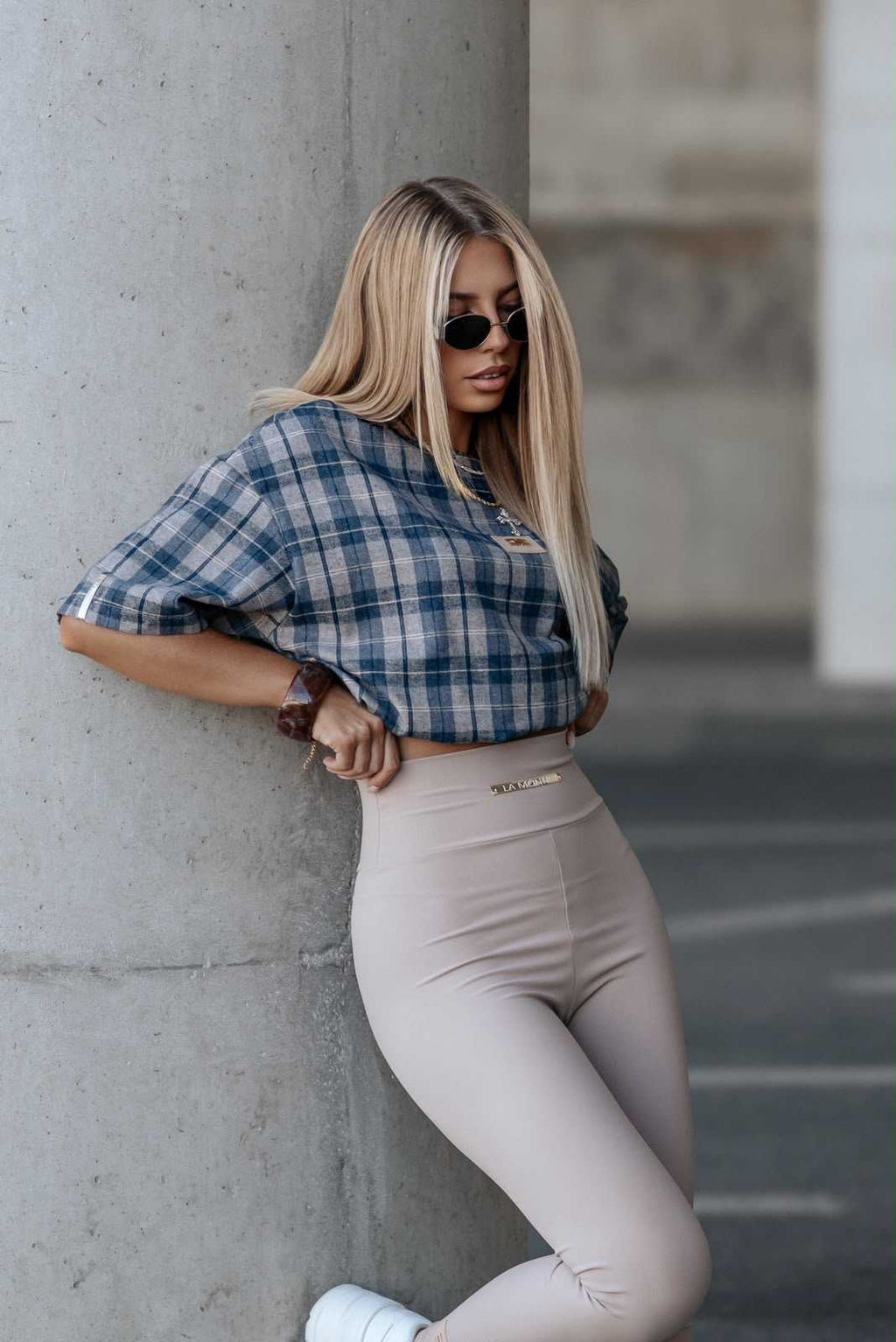 LM670 Spodnie Legginsy Damskie La Monne Line Prążek z Naszywką Beżowe