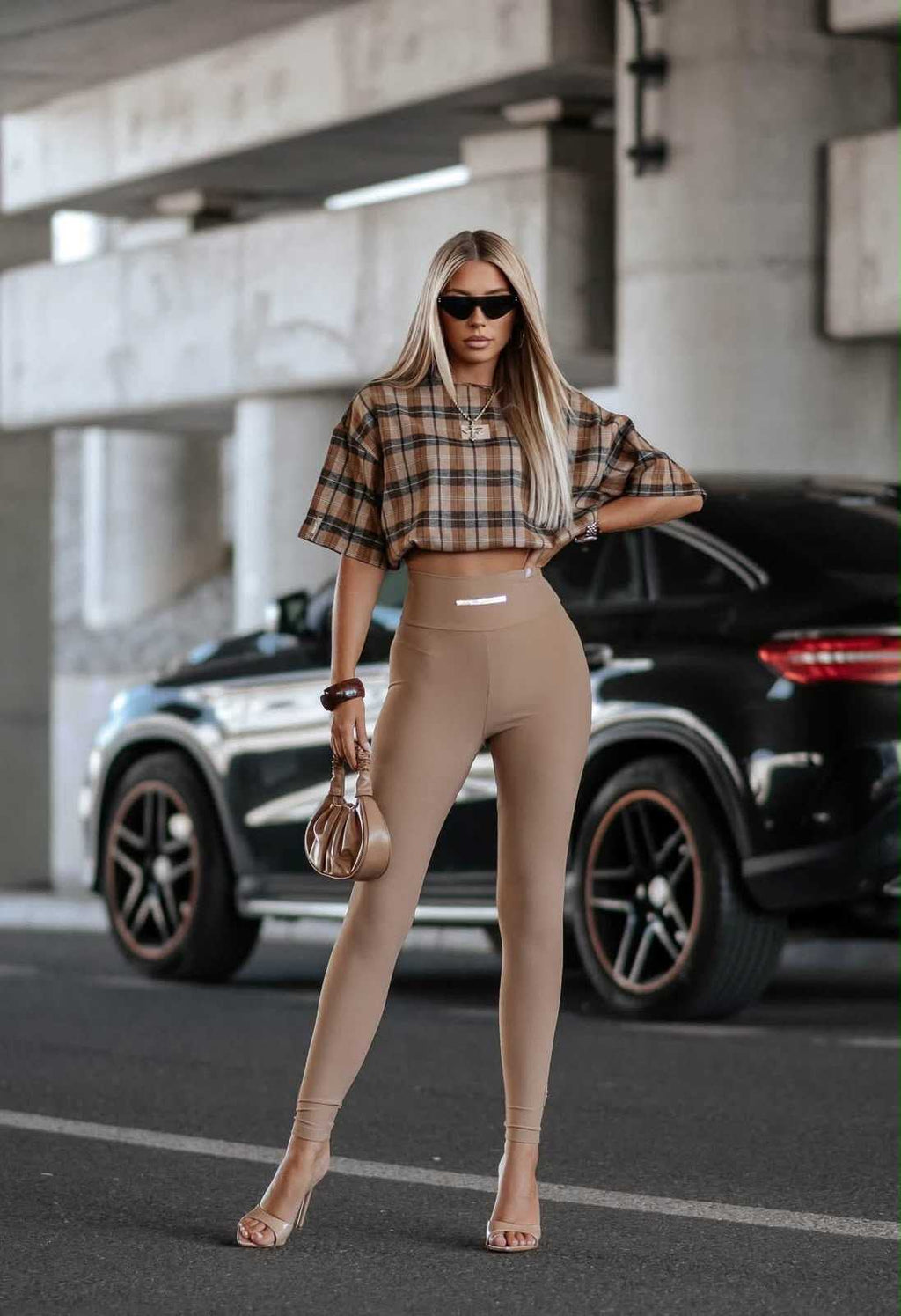 LM670 Spodnie Legginsy Damskie La Monne Line Prążek z Naszywką Ciemny Beż