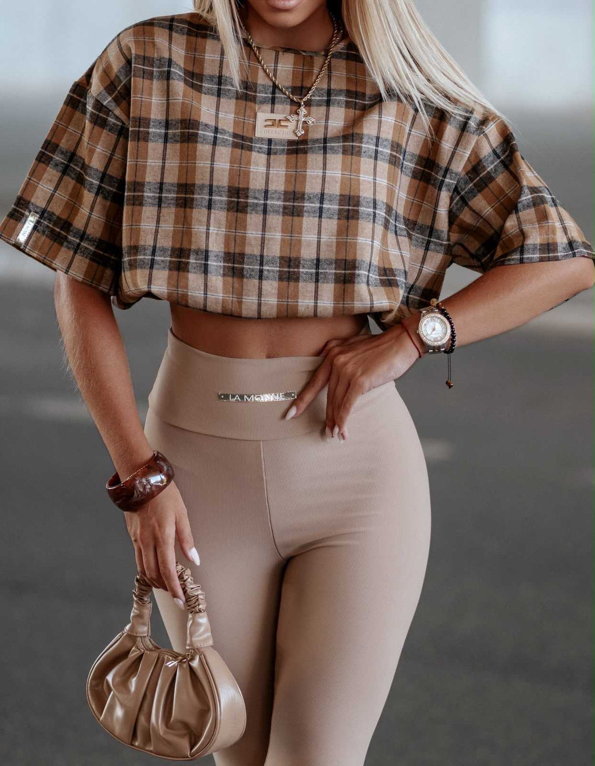 LM670 Spodnie Legginsy Damskie La Monne Line Prążek z Naszywką Ciemny Beż