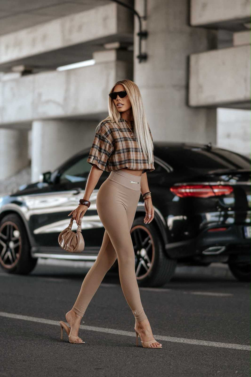 LM670 Spodnie Legginsy Damskie La Monne Line Prążek z Naszywką Ciemny Beż