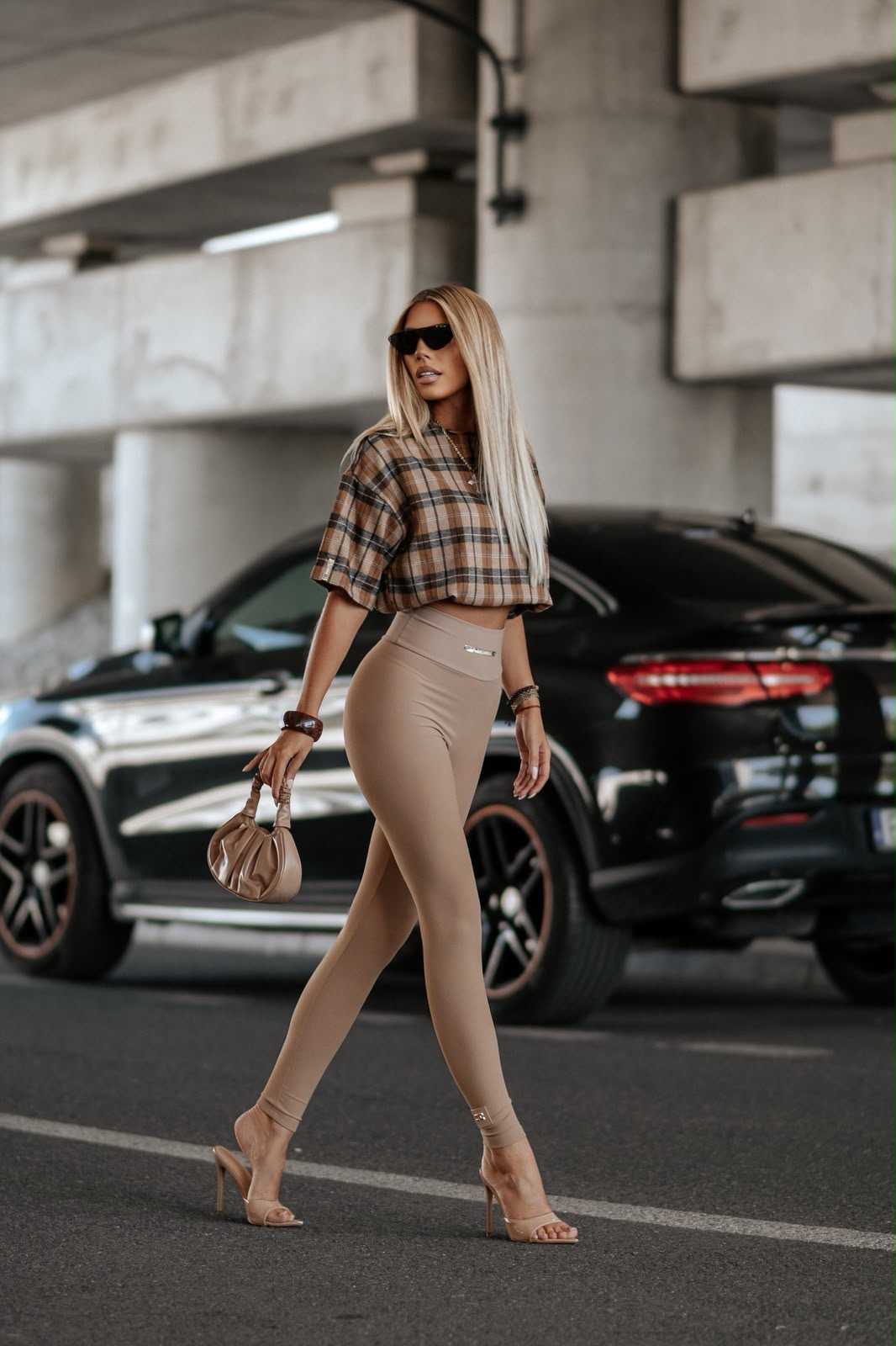 LM670 Spodnie Legginsy Damskie La Monne Line Prążek z Naszywką Ciemny Beż