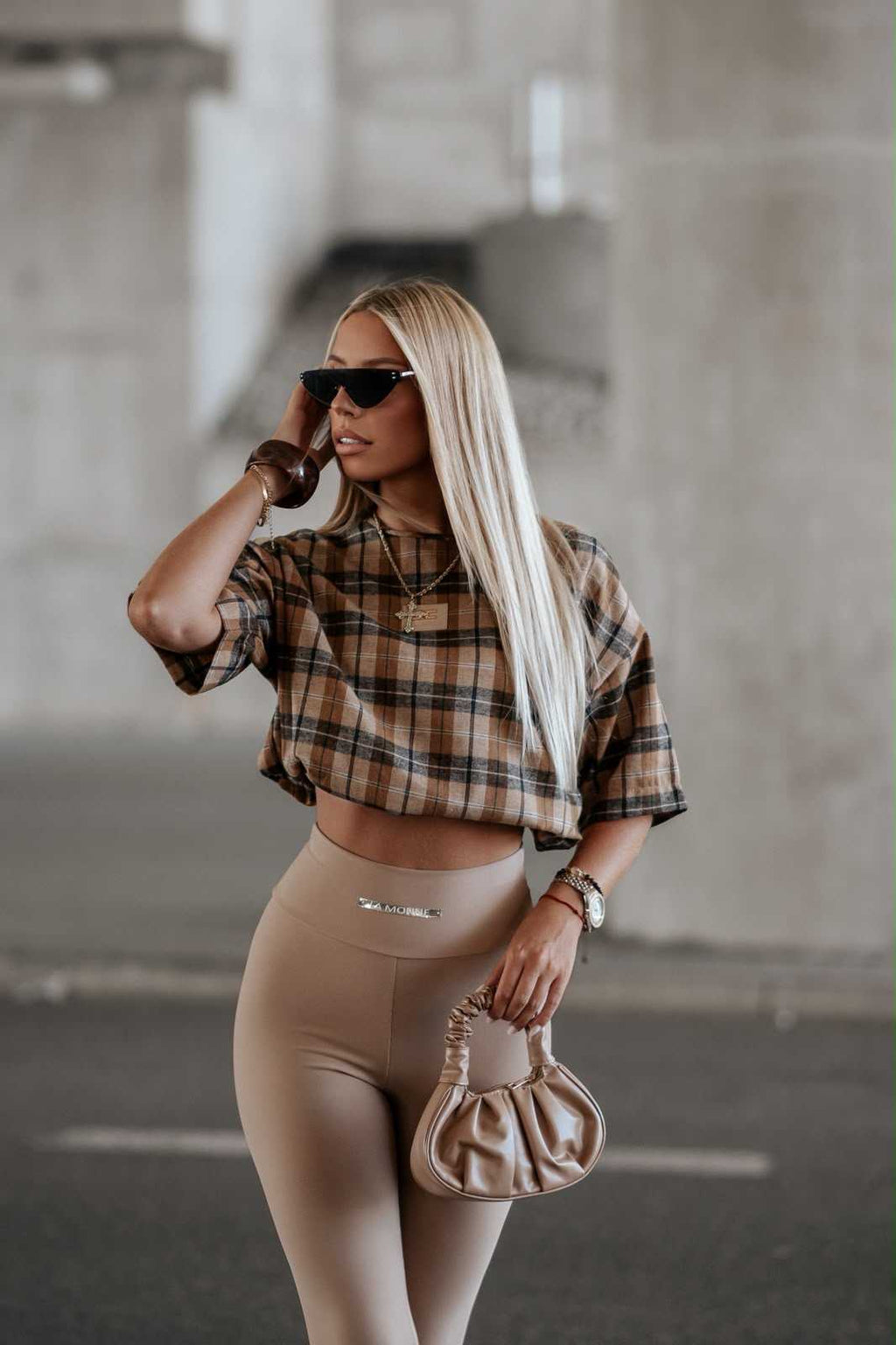 LM670 Spodnie Legginsy Damskie La Monne Line Prążek z Naszywką Ciemny Beż