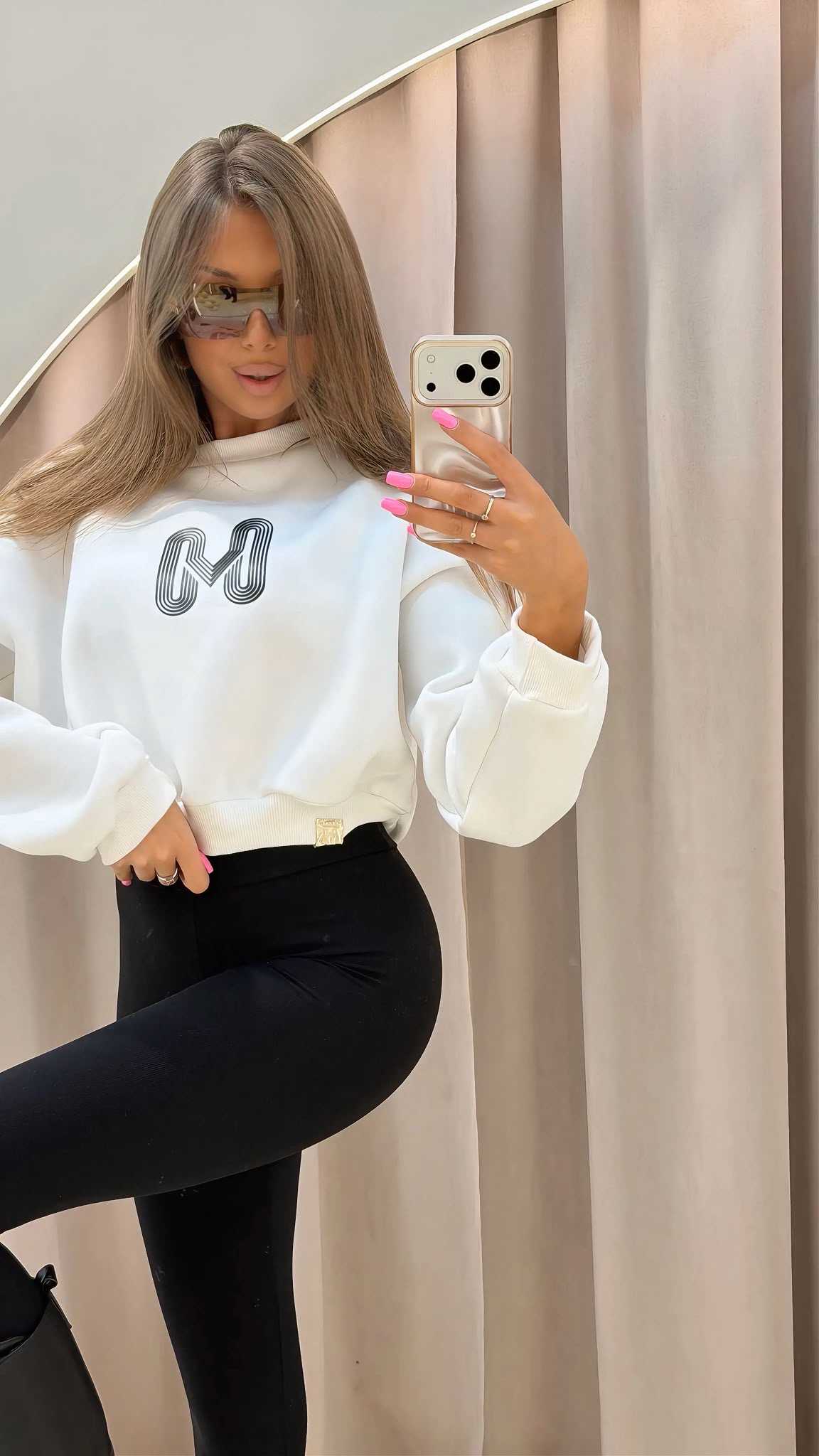 MM688 Krótka Dresowa Bluza Damska Mia Maison Biała