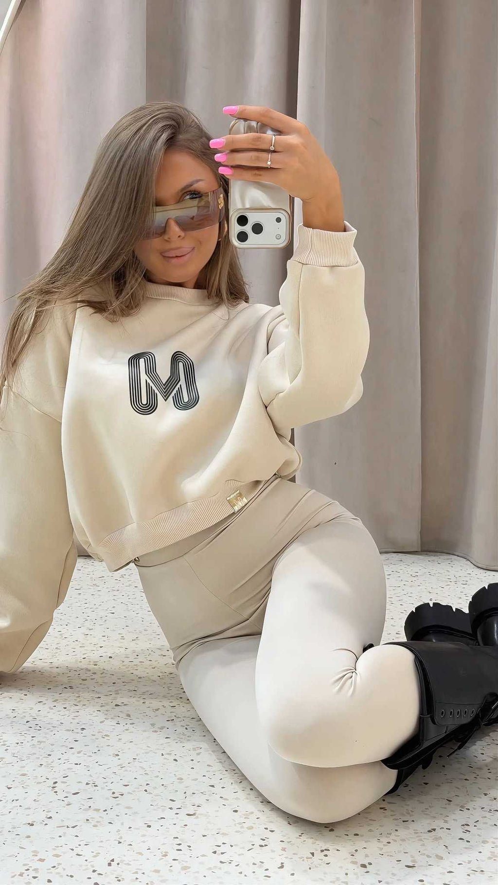 MM688 Krótka Dresowa Bluza Damska Mia Maison Beżowa