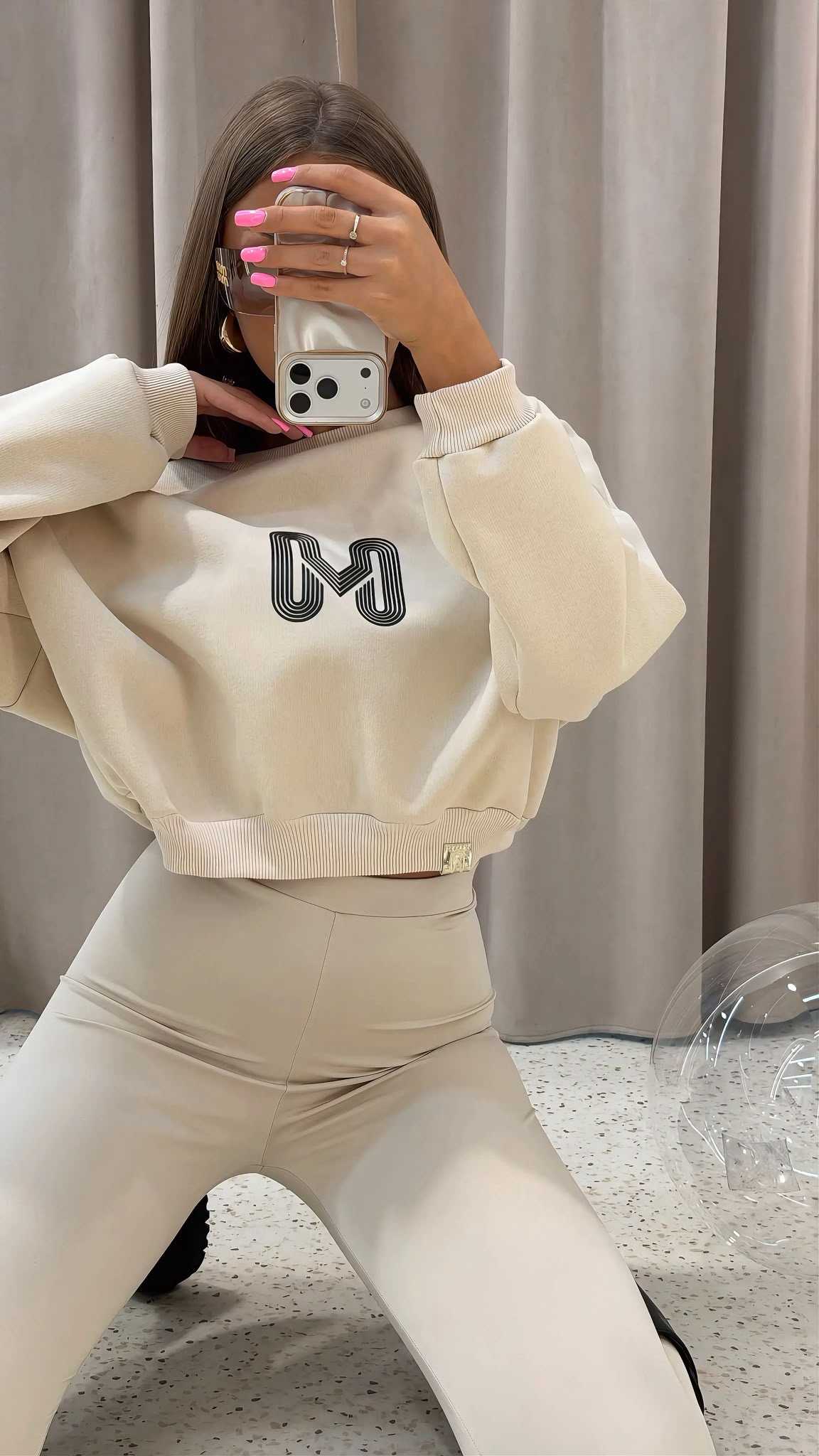 MM688 Krótka Dresowa Bluza Damska Mia Maison Beżowa