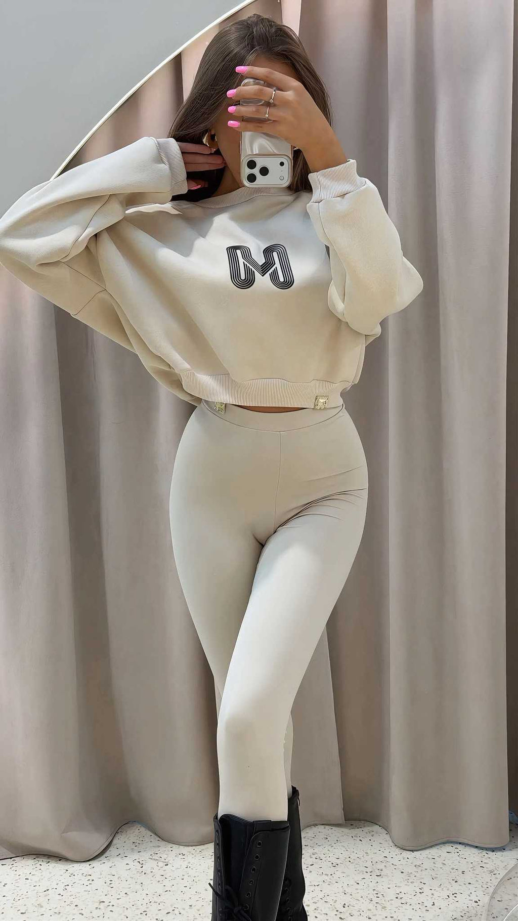 MM688 Krótka Dresowa Bluza Damska Mia Maison Beżowa