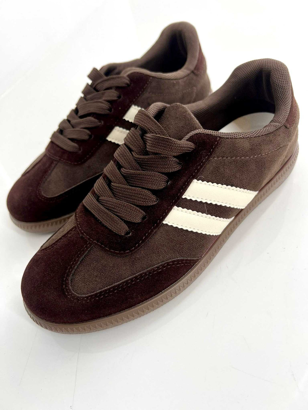 B686 Buty Sneakersy Trampki Damskie Zamszowe Czekoladowe + Białe Paski