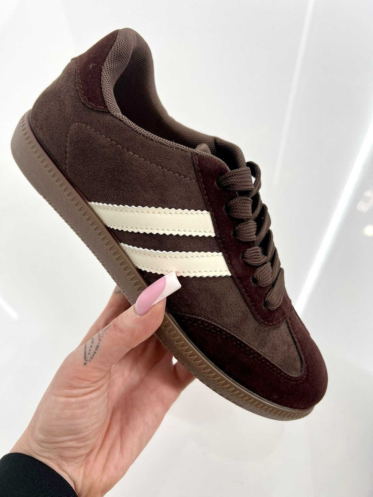 B686 Buty Sneakersy Trampki Damskie Zamszowe Czekoladowe + Białe Paski