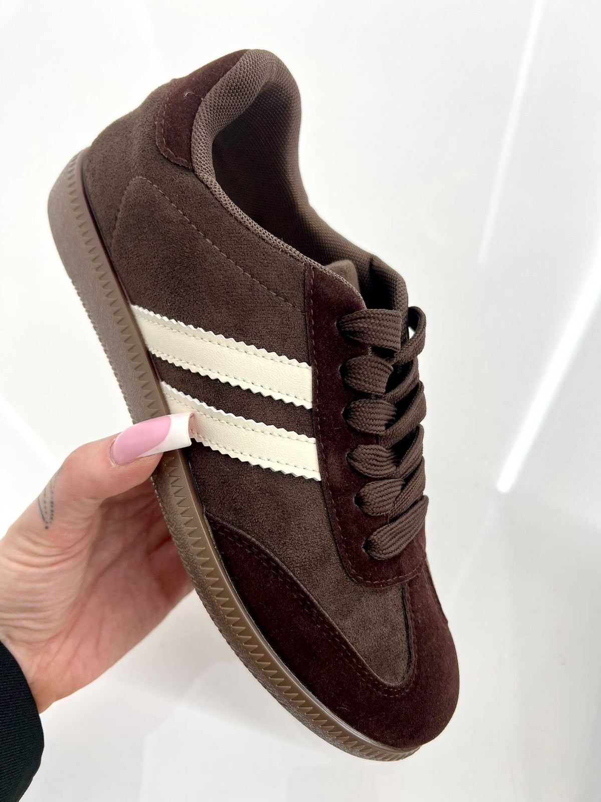 B686 Buty Sneakersy Trampki Damskie Zamszowe Czekoladowe + Białe Paski