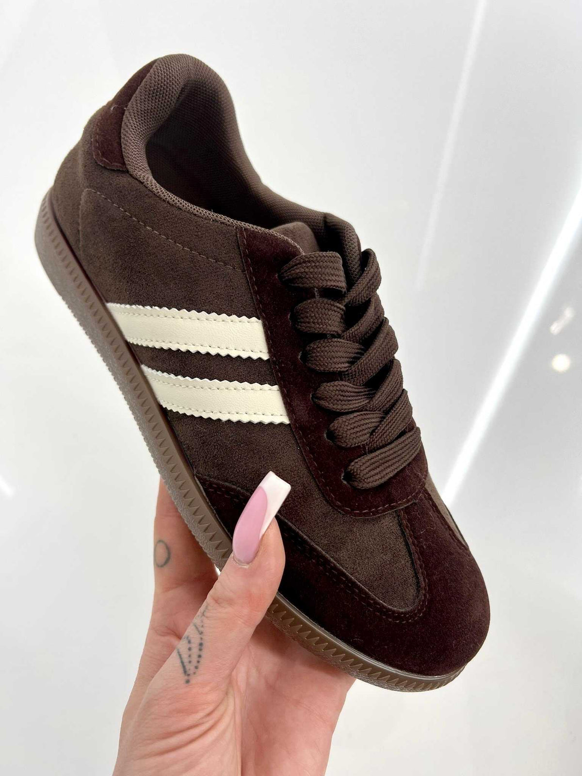 B686 Buty Sneakersy Trampki Damskie Zamszowe Czekoladowe + Białe Paski