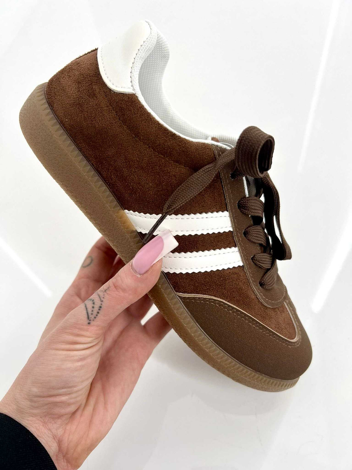 B687 Buty Sneakersy Trampki Damskie Zamszowe Brązowe + Białe Paski