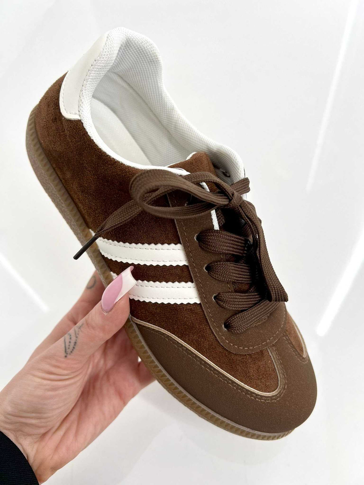 B687 Buty Sneakersy Trampki Damskie Zamszowe Brązowe + Białe Paski
