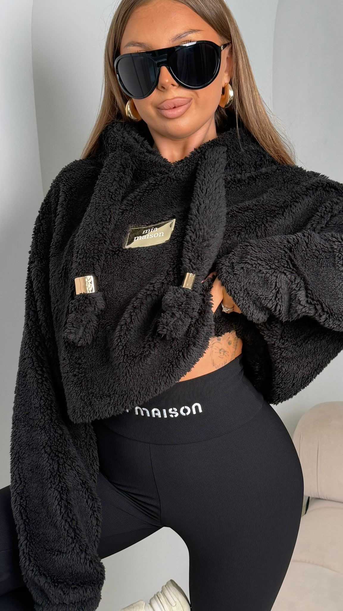 MM704 Bluza Damska Kangurek Teddy Mia Maison Czarna