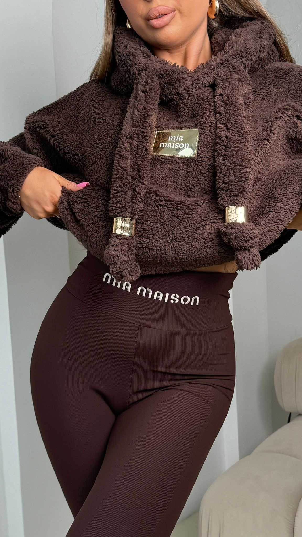 MM704 Bluza Damska Kangurek Teddy Mia Maison Ciemny Brąz Czekolada